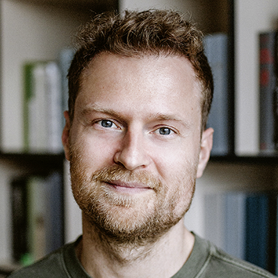 Спенст, Домінік